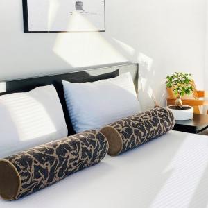 Hilton Combo Set– 2 Head Pillow and 1 Side Pillow